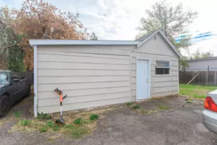 214 N Columbus Ave, Medford, OR 97501 - Photo 15