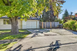 1400 Avocado Ln, Medford, OR 97504 - Photo 3