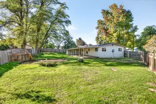 1400 Avocado Ln, Medford, OR 97504 - Photo 5