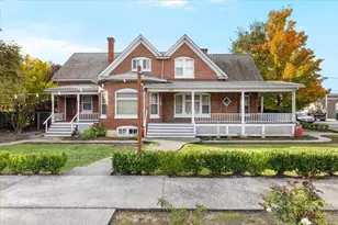 139 SW I St, Grants Pass, OR 97526 - Photo 1