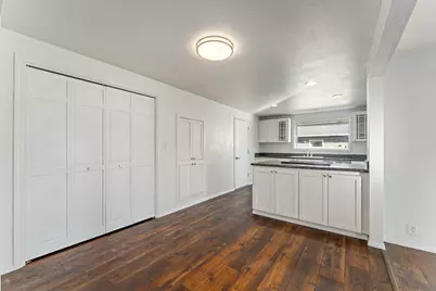 3046 Crystal Mountain Avenue, Medford, OR 97504 - Photo 3