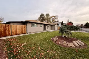 1456 SW 17th St, Redmond, OR 97756 - Photo 1
