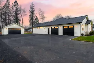 199 Black Oak Dr, Grants Pass, OR 97527 - Photo 3