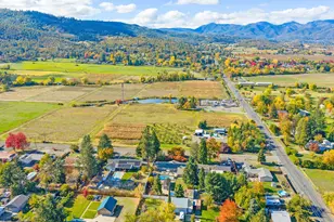 1977 Fairlane Dr, Medford, OR 97501 - Photo 3