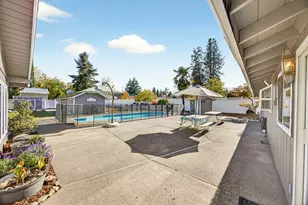 1977 Fairlane Dr, Medford, OR 97501 - Photo 37