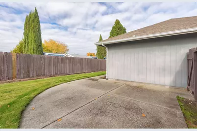 930 Schaefers Lane, Grants Pass, OR 97526 - Photo 25