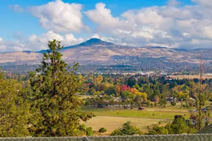 2070 Skyview Dr, Medford, OR 97501 - Photo 7