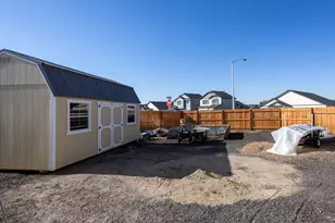 401 NE Orchid Ct, Madras, OR 97741 - Photo 29