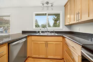 541 Barry Cir, Medford, OR 97501 - Photo 5