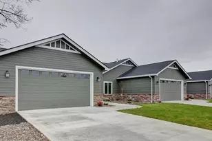 179 Skyhawk Dr, Eagle Point, OR 97524 - Photo 1