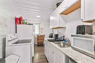 1048 W 13th St, Medford, OR 97501 - Photo 9