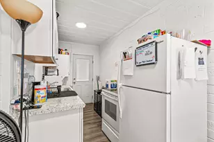 1048 W 13th St, Medford, OR 97501 - Photo 7