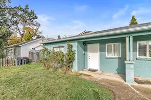 1048 W 13th St, Medford, OR 97501 - Photo 3