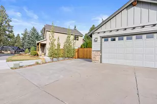 60808 SE Sawtooth Mountain Ln, Bend, OR 97702 - Photo 3