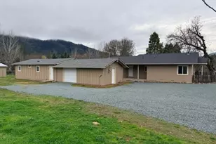 2571 E Evans Creek Rd, Rogue River, OR 97537 - Photo 3