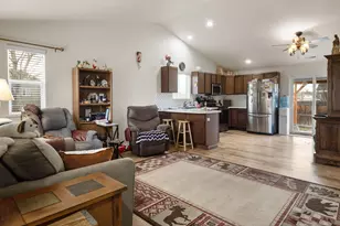 2607 NE 5th St, Redmond, OR 97756 - Photo 5