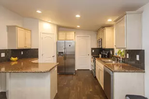 333 Mountain View Dr, Talent, OR 97540 - Photo 9