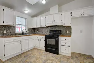 633 E Archwood Dr, Eagle Point, OR 97524 - Photo 9