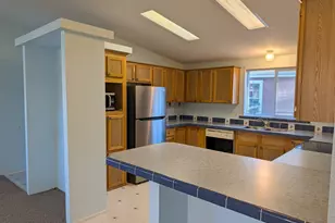 1055 N 5th St, Jacksonville, OR 97530 - Photo 9