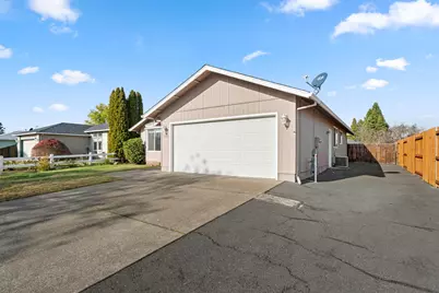 1025 Fairfield Avenue, Central Point, OR 97502 - Photo 7