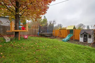 1051 NE Pepperwood Dr, Grants Pass, OR 97526 - Photo 31