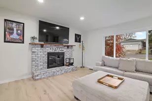 1051 NE Pepperwood Dr, Grants Pass, OR 97526 - Photo 5