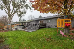 1051 NE Pepperwood Dr, Grants Pass, OR 97526 - Photo 33