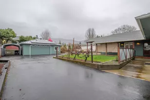 300 NE Mead St, Grants Pass, OR 97526 - Photo 3