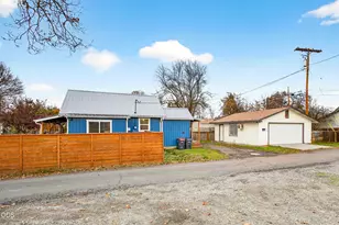 16 Quince St, Medford, OR 97501 - Photo 3
