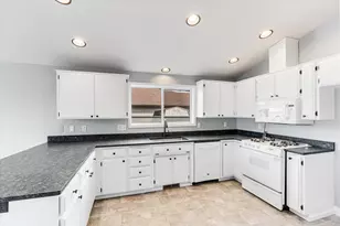 959 Westrop Dr, Central Point, OR 97502 - Photo 7