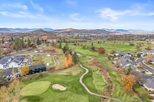 210 Bogey Ln, Eagle Point, OR 97524 - Photo 3