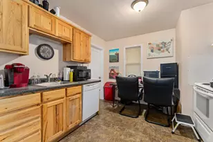 1848 Cloverlawn Dr, Grants Pass, OR 97527 - Photo 5