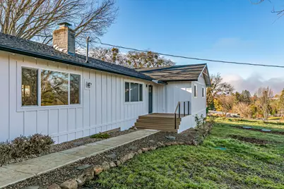 885 Mountain View Drive, Eagle Point, OR 97524 - Photo 3