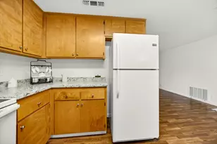 815 SE 11th St, Grants Pass, OR 97526 - Photo 11