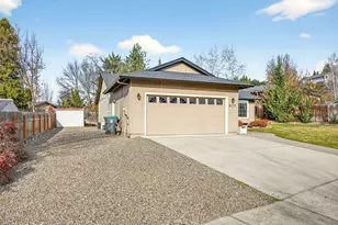 577 C St, Phoenix, OR 97535 - Photo 3