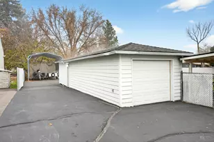 709 Lawnsdale Rd, Medford, OR 97504 - Photo 9