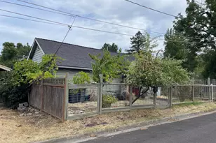 36 Dewey St, Ashland, OR 97520 - Photo 3