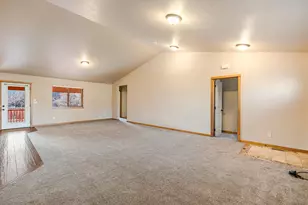 722 NE Redwood Ave, Redmond, OR 97756 - Photo 3