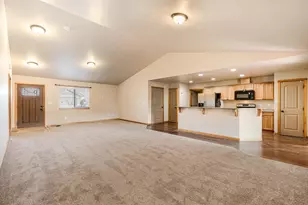 722 NE Redwood Ave, Redmond, OR 97756 - Photo 5