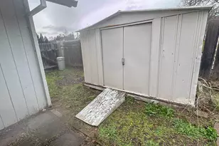 1023 NE Primrose Pl, Grants Pass, OR 97526 - Photo 17