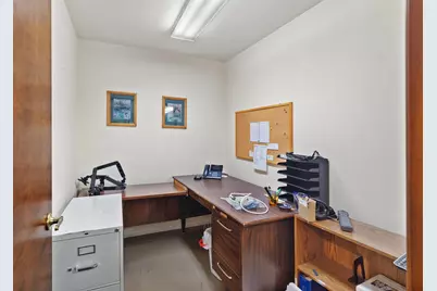 233 NE B Street, Grants Pass, OR 97526 - Photo 15