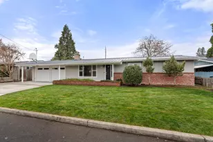 907 Comet Ave, Central Point, OR 97502 - Photo 3