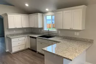 449 Spring Valley Dr, Medford, OR 97501 - Photo 7