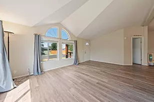 604 NE Shoshone Dr, Redmond, OR 97756 - Photo 5