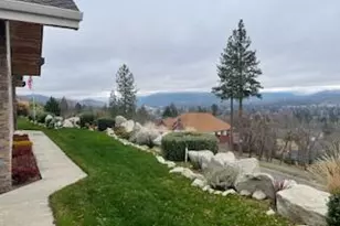 1882 NW Sunview Pl, Grants Pass, OR 97526 - Photo 3