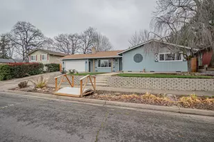 1916 Inverness Dr, Medford, OR 97504 - Photo 33