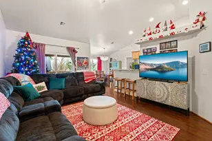 545 N Heights Dr, Eagle Point, OR 97524 - Photo 3