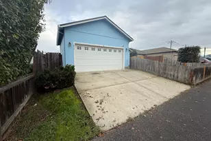 834 Isherwood Dr, Central Point, OR 97502 - Photo 15