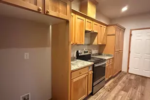 834 Isherwood Dr, Central Point, OR 97502 - Photo 3