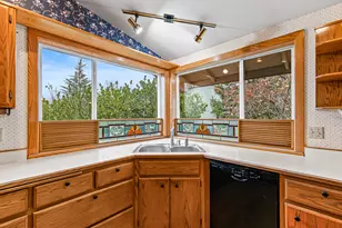 4231 Tamarack Dr, Medford, OR 97504 - Photo 9